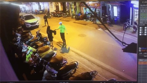 Clip gây phẫn nộ: Đang đứng chờ nhận đồ, cô gái Hà Nội bất ngờ bị 2 thanh niên giả làm shipper đấm đá dã man - Ảnh 3.