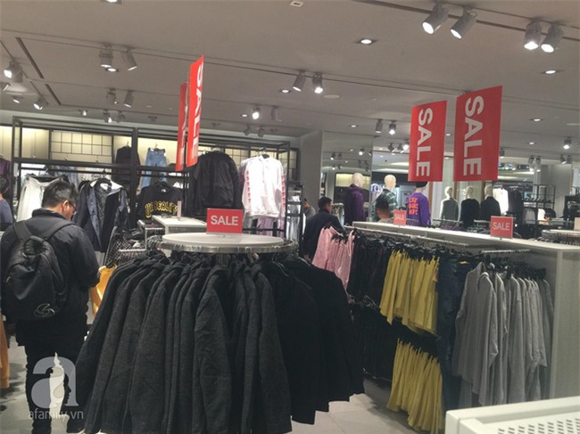 H&M sale 50% nhưng tìm được đồ để mua thì... hơi khó - Ảnh 12.