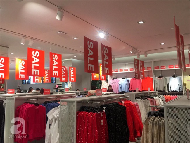 H&M sale 50% nhưng tìm được đồ để mua thì... hơi khó - Ảnh 4.
