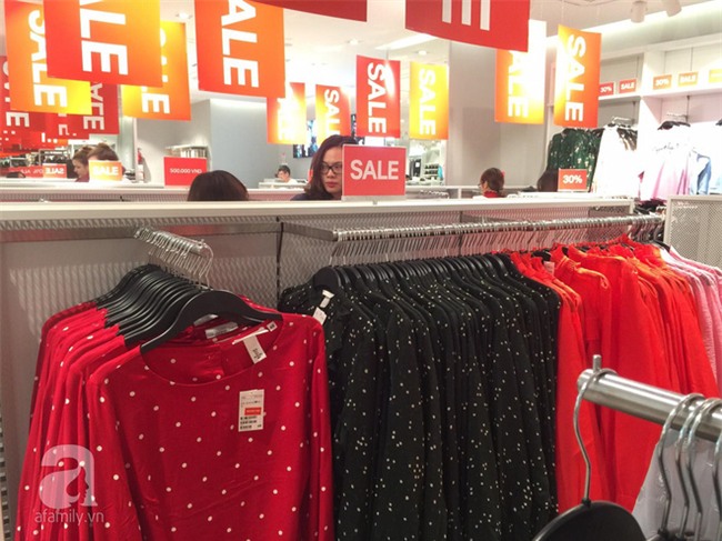 H&M sale 50% nhưng tìm được đồ để mua thì... hơi khó - Ảnh 5.