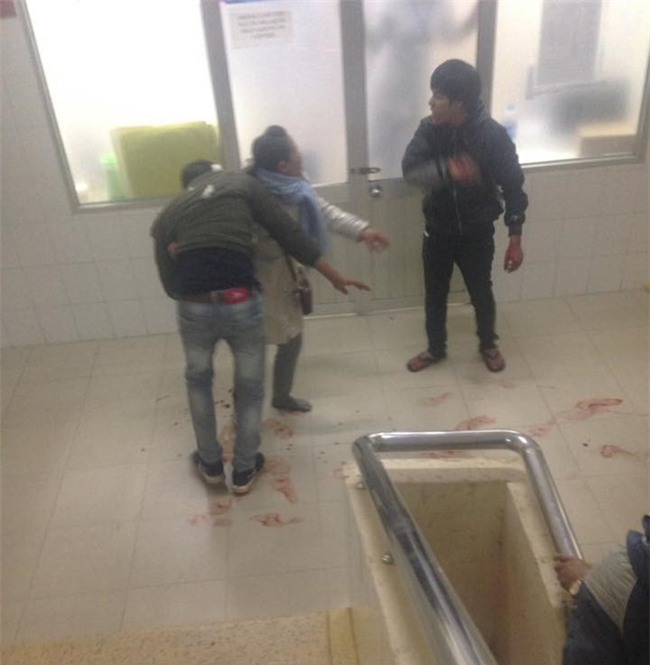 Mâu thuẫn trong lúc thăm bệnh, nam thanh niên dùng dao đâm hàng xóm trọng thương ngay tại phòng cấp cứu - Ảnh 2.