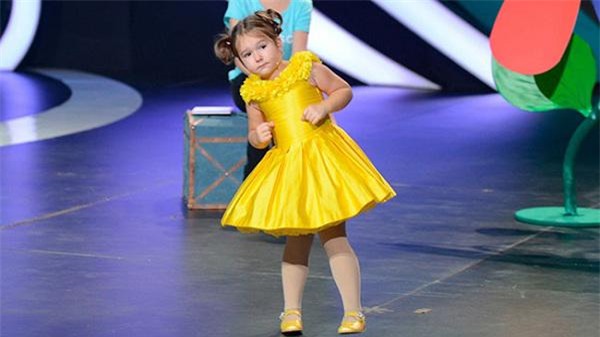 than dong ngon ngu 4 tuoi noi duoc 7 thu tieng gay chan dong the gioi - 2