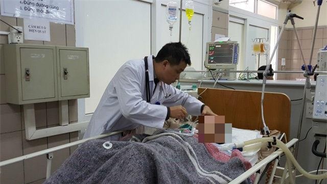 troi lanh dot than suoi am khi ngu, nguoi dan ong luc luong bat ngo bi hon me - 1