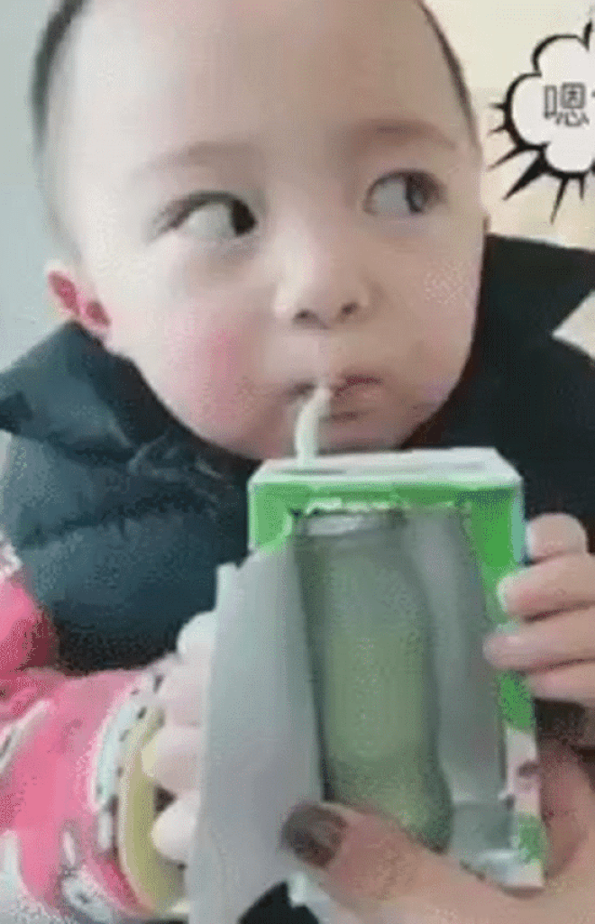 Con không chịu uống thuốc, mẹ bỉm sữa Trung Quốc dùng ngay vỏ sữa "trá hình" và kết quả khiến ai cũng kinh ngạc - Ảnh 1.