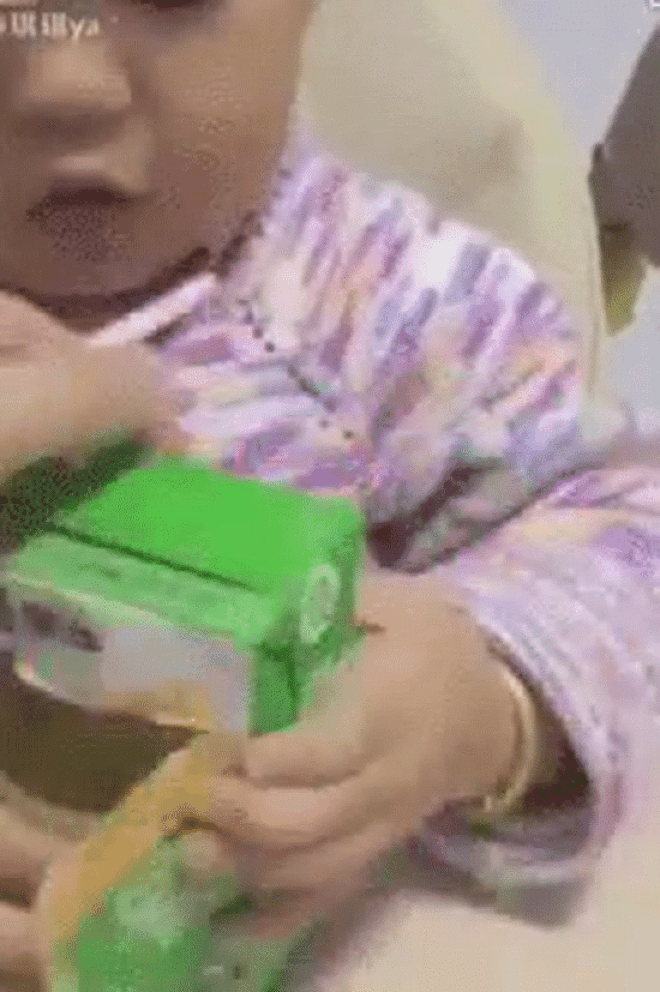 Con không chịu uống thuốc, mẹ bỉm sữa Trung Quốc dùng ngay vỏ sữa "trá hình" và kết quả khiến ai cũng kinh ngạc - Ảnh 3.