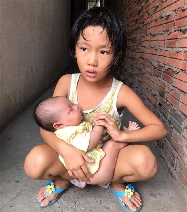 Bố bỏ đi theo vợ nhỏ, bé gái 7 tuổi nghỉ học ở nhà lấy sữa lon pha loãng cho em 2 tháng uống vì không có tiền - Ảnh 1.