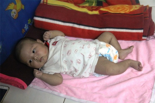 Bố bỏ đi theo vợ nhỏ, bé gái 7 tuổi nghỉ học ở nhà lấy sữa lon pha loãng cho em 2 tháng uống vì không có tiền - Ảnh 10.