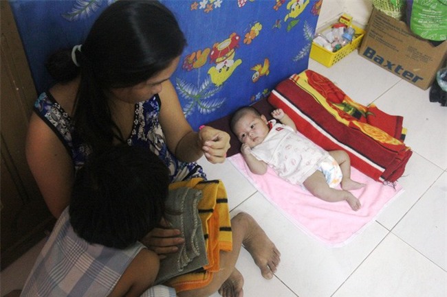 Bố bỏ đi theo vợ nhỏ, bé gái 7 tuổi nghỉ học ở nhà lấy sữa lon pha loãng cho em 2 tháng uống vì không có tiền - Ảnh 11.