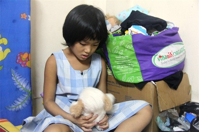 Bố bỏ đi theo vợ nhỏ, bé gái 7 tuổi nghỉ học ở nhà lấy sữa lon pha loãng cho em 2 tháng uống vì không có tiền - Ảnh 12.