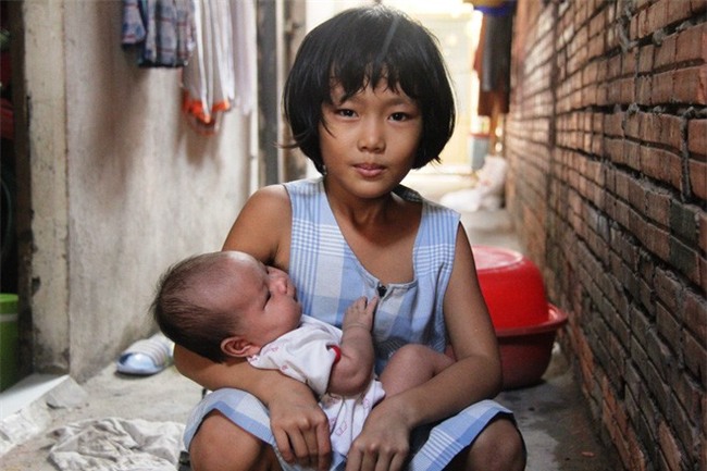 Bố bỏ đi theo vợ nhỏ, bé gái 7 tuổi nghỉ học ở nhà lấy sữa lon pha loãng cho em 2 tháng uống vì không có tiền - Ảnh 13.