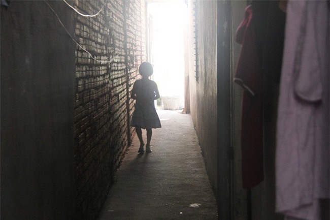 Bố bỏ đi theo vợ nhỏ, bé gái 7 tuổi nghỉ học ở nhà lấy sữa lon pha loãng cho em 2 tháng uống vì không có tiền - Ảnh 14.