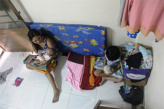 Bố bỏ đi theo vợ nhỏ, bé gái 7 tuổi nghỉ học ở nhà lấy sữa lon pha loãng cho em 2 tháng uống vì không có tiền - Ảnh 15.