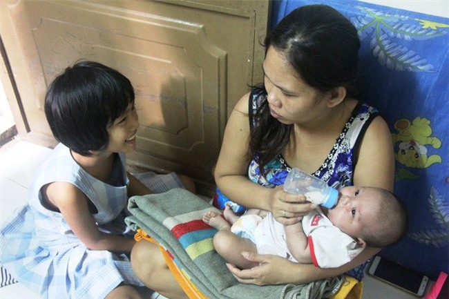 Bố bỏ đi theo vợ nhỏ, bé gái 7 tuổi nghỉ học ở nhà lấy sữa lon pha loãng cho em 2 tháng uống vì không có tiền - Ảnh 16.