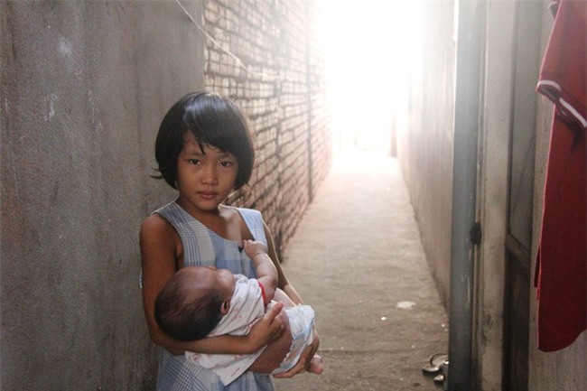 Bố bỏ đi theo vợ nhỏ, bé gái 7 tuổi nghỉ học ở nhà lấy sữa lon pha loãng cho em 2 tháng uống vì không có tiền - Ảnh 2.