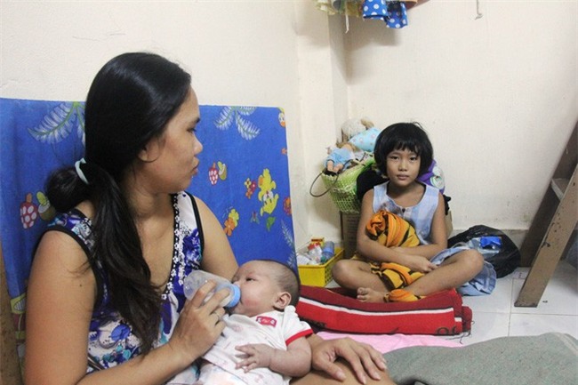 Bố bỏ đi theo vợ nhỏ, bé gái 7 tuổi nghỉ học ở nhà lấy sữa lon pha loãng cho em 2 tháng uống vì không có tiền - Ảnh 5.