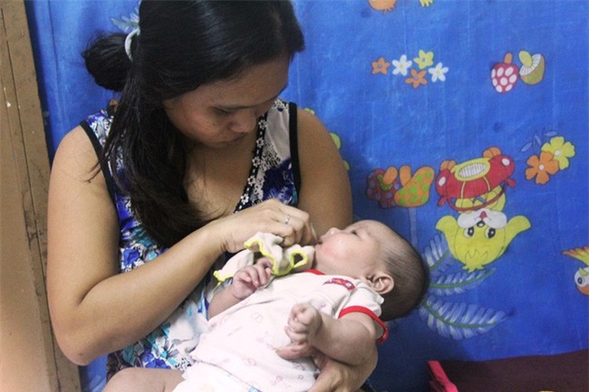 Bố bỏ đi theo vợ nhỏ, bé gái 7 tuổi nghỉ học ở nhà lấy sữa lon pha loãng cho em 2 tháng uống vì không có tiền - Ảnh 6.