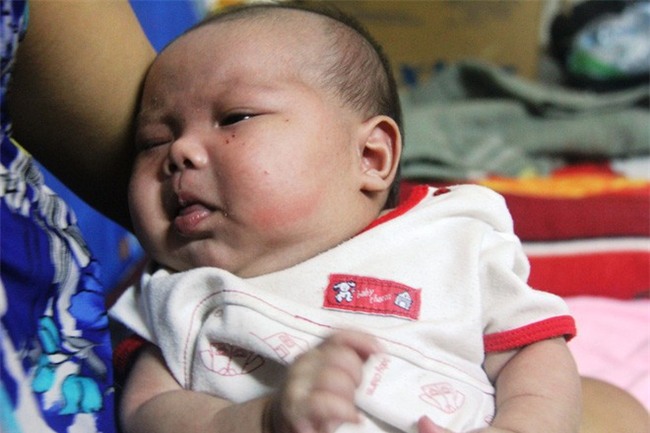 Bố bỏ đi theo vợ nhỏ, bé gái 7 tuổi nghỉ học ở nhà lấy sữa lon pha loãng cho em 2 tháng uống vì không có tiền - Ảnh 7.