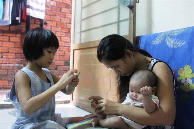 Bố bỏ đi theo vợ nhỏ, bé gái 7 tuổi nghỉ học ở nhà lấy sữa lon pha loãng cho em 2 tháng uống vì không có tiền - Ảnh 8.