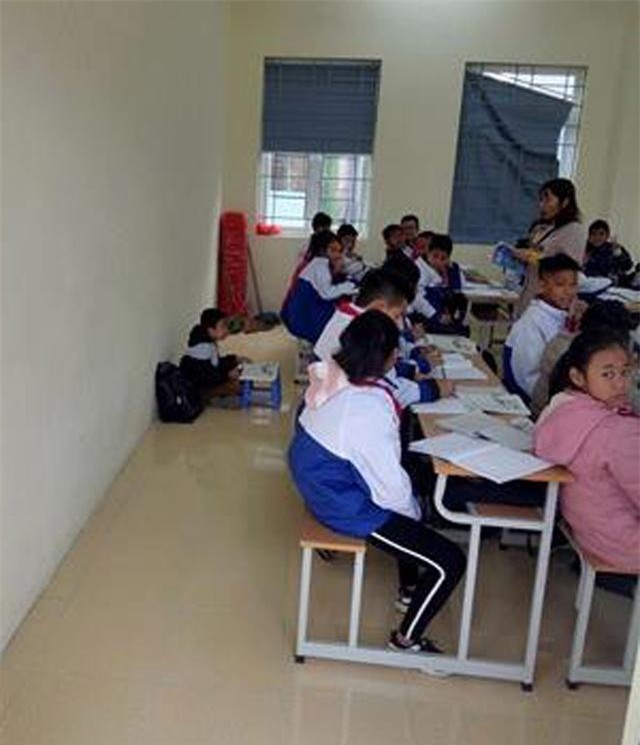 hoc sinh lop 6 bi phat ngoi hoc duoi nen nha vi khong deo khan quang do - 1