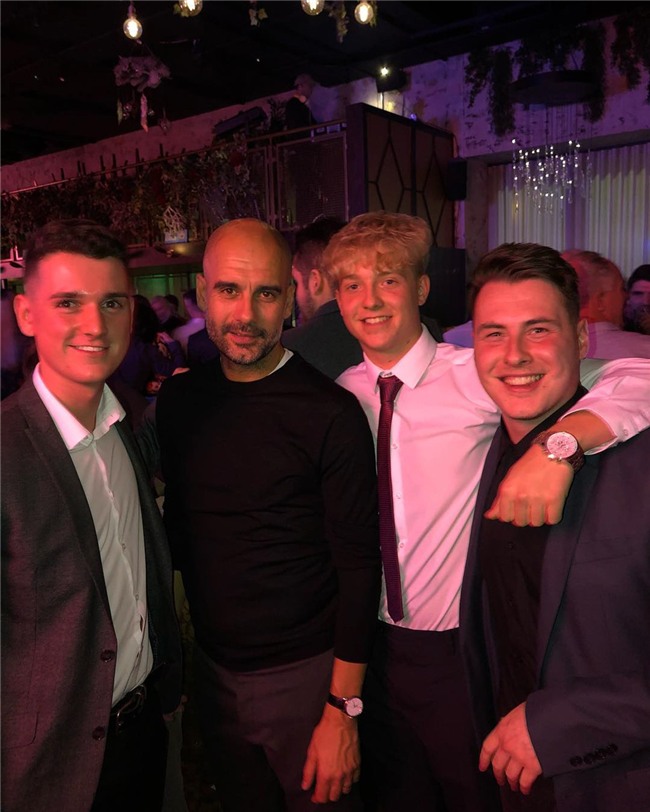 Pep Guardiola moi 500 nhan vien du tiec mung vo dich luot di hinh anh 5