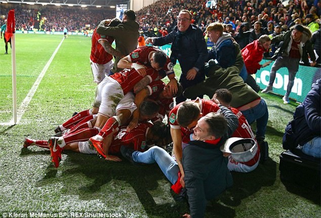 Pep Guardiola moi 500 nhan vien du tiec mung vo dich luot di hinh anh 8