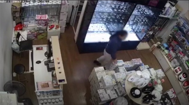 Clip: Giả vờ xem hàng trong TTTM, người phụ nữ xông thẳng quầy thu ngân lấy trộm điện thoại của nhân viên bán hàng - Ảnh 2.