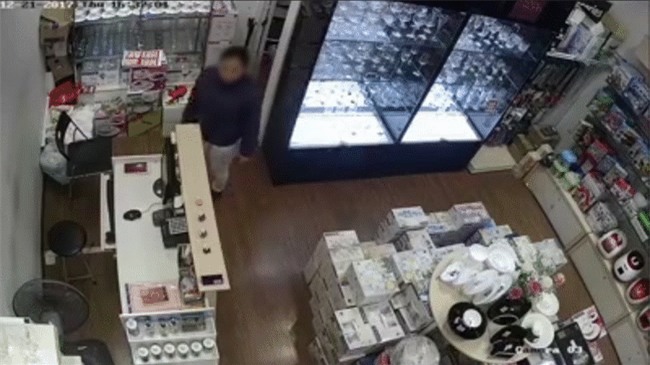 Clip: Giả vờ xem hàng trong TTTM, người phụ nữ xông thẳng quầy thu ngân lấy trộm điện thoại của nhân viên bán hàng - Ảnh 3.