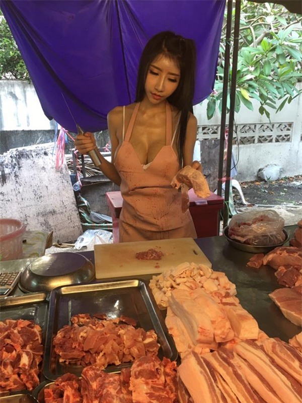 Diện bikini đứng bán thịt lợn, cô gái gây sự chú ý của cả khu chợ 0