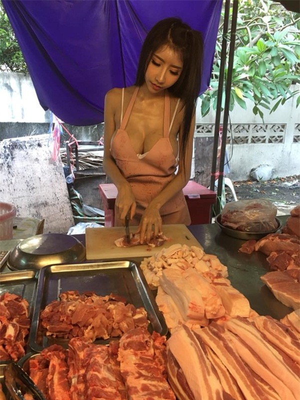 Cô nàng diện bikini đeo tạp dề bán thịt lợn khiến dân mạng Thái Lan thích thú.