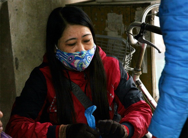 Hà Nội: Nước ô nhiễm nặng, bốc mùi nồng nặc vẫn phải bơm lên tưới cho hoa màu - Ảnh 8.