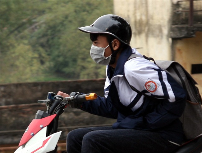 Hà Nội: Nước ô nhiễm nặng, bốc mùi nồng nặc vẫn phải bơm lên tưới cho hoa màu - Ảnh 9.