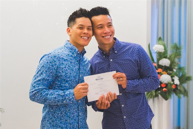 John Huy Trần ngọt ngào hôn bạn trai trong lễ thành hôn ở Canada - Ảnh 5.