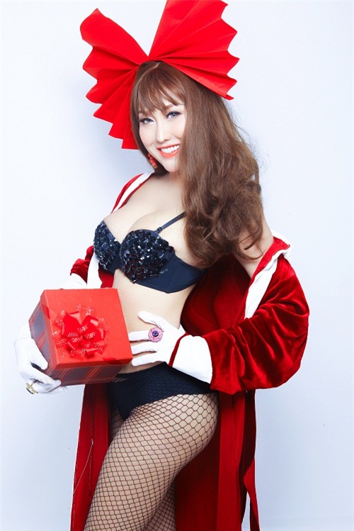 ve dep boc lua phi thanh van khi mac bikini tao dang chup hinh noel hinh anh 1