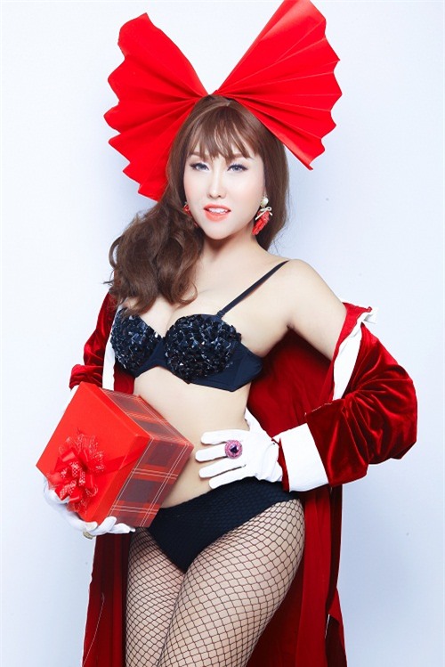 ve dep boc lua phi thanh van khi mac bikini tao dang chup hinh noel hinh anh 3