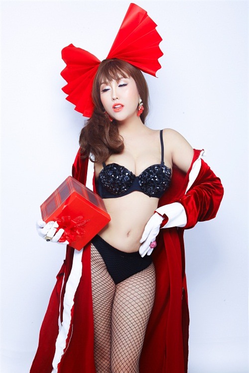 ve dep boc lua phi thanh van khi mac bikini tao dang chup hinh noel hinh anh 4