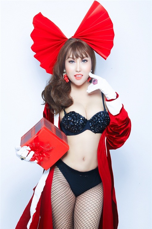 ve dep boc lua phi thanh van khi mac bikini tao dang chup hinh noel hinh anh 6