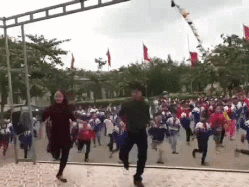 Tập thể dục giữa giờ bằng nhạc Disco, trường cấp 1 chất chơi nhất là đây-1