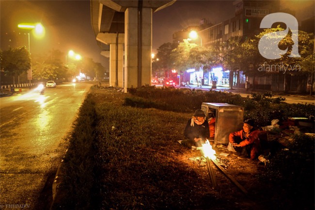 Chuyện tình đính ước bằng thanh sắt ve chai mà bền bỉ qua 30 mùa đông của hai ông bà lấy gầm đường sắt trên cao làm nhà - Ảnh 1.