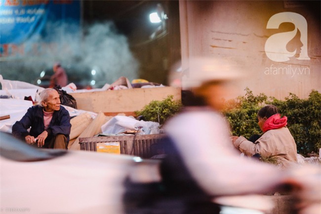 Chuyện tình đính ước bằng thanh sắt ve chai mà bền bỉ qua 30 mùa đông của hai ông bà lấy gầm đường sắt trên cao làm nhà - Ảnh 10.