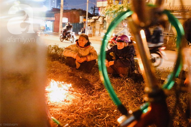 Chuyện tình đính ước bằng thanh sắt ve chai mà bền bỉ qua 30 mùa đông của hai ông bà lấy gầm đường sắt trên cao làm nhà - Ảnh 11.