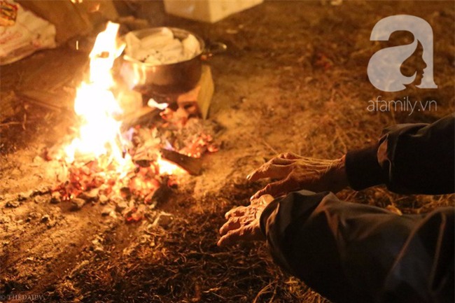 Chuyện tình đính ước bằng thanh sắt ve chai mà bền bỉ qua 30 mùa đông của hai ông bà lấy gầm đường sắt trên cao làm nhà - Ảnh 12.