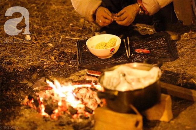 Chuyện tình đính ước bằng thanh sắt ve chai mà bền bỉ qua 30 mùa đông của hai ông bà lấy gầm đường sắt trên cao làm nhà - Ảnh 14.