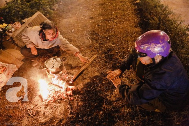 Chuyện tình đính ước bằng thanh sắt ve chai mà bền bỉ qua 30 mùa đông của hai ông bà lấy gầm đường sắt trên cao làm nhà - Ảnh 15.