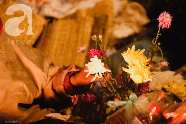 Chuyện tình đính ước bằng thanh sắt ve chai mà bền bỉ qua 30 mùa đông của hai ông bà lấy gầm đường sắt trên cao làm nhà - Ảnh 16.