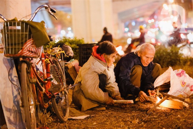 Chuyện tình đính ước bằng thanh sắt ve chai mà bền bỉ qua 30 mùa đông của hai ông bà lấy gầm đường sắt trên cao làm nhà - Ảnh 2.