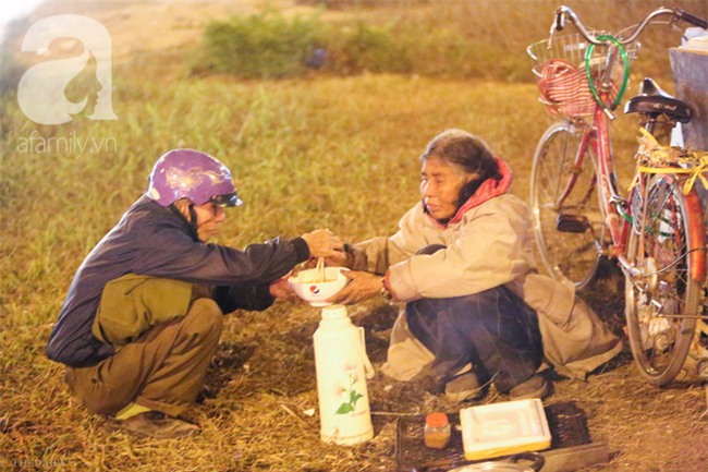 Chuyện tình đính ước bằng thanh sắt ve chai mà bền bỉ qua 30 mùa đông của hai ông bà lấy gầm đường sắt trên cao làm nhà - Ảnh 3.