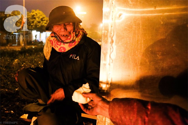 Chuyện tình đính ước bằng thanh sắt ve chai mà bền bỉ qua 30 mùa đông của hai ông bà lấy gầm đường sắt trên cao làm nhà - Ảnh 4.