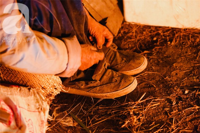 Chuyện tình đính ước bằng thanh sắt ve chai mà bền bỉ qua 30 mùa đông của hai ông bà lấy gầm đường sắt trên cao làm nhà - Ảnh 6.