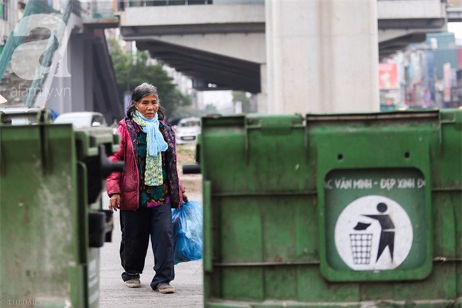 Chuyện tình đính ước bằng thanh sắt ve chai mà bền bỉ qua 30 mùa đông của hai ông bà lấy gầm đường sắt trên cao làm nhà - Ảnh 7.