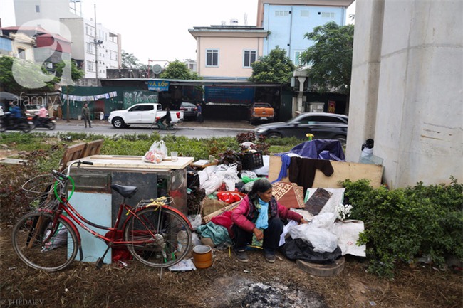 Chuyện tình đính ước bằng thanh sắt ve chai mà bền bỉ qua 30 mùa đông của hai ông bà lấy gầm đường sắt trên cao làm nhà - Ảnh 9.
